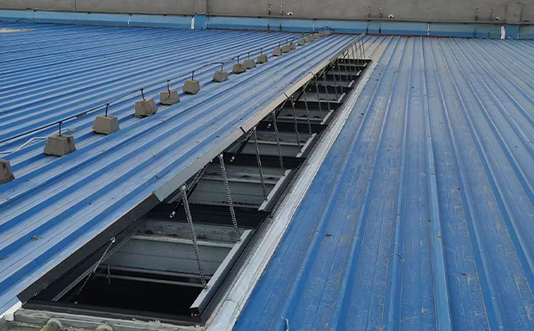 某城市大型商业综合体中庭大荔排烟窗工程