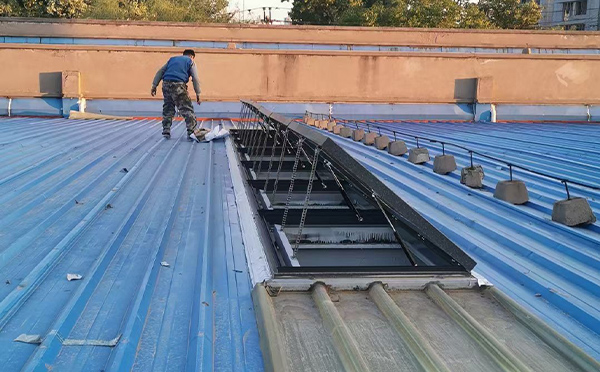 某区域性物流仓储中心大荔排烟窗系统安装项目